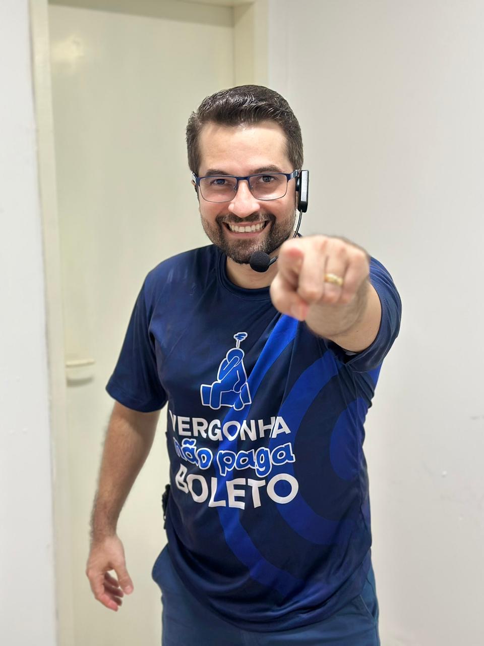 Israel Coelho, fundador do Instituto de Comunicação, ilustrando o artigo: Vergonha Não Paga Boleto