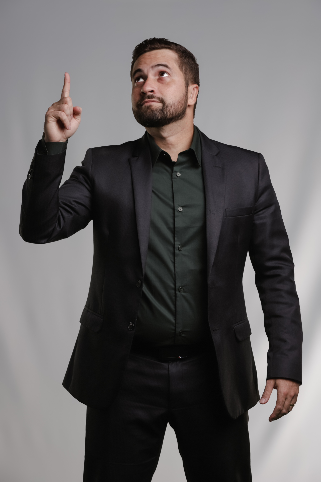 Israel Coelho, fundador do Instituto de Comunicação, ilustrando o artigo: Como liderar reuniões que decidem de verdade e não terminam em outra reunião