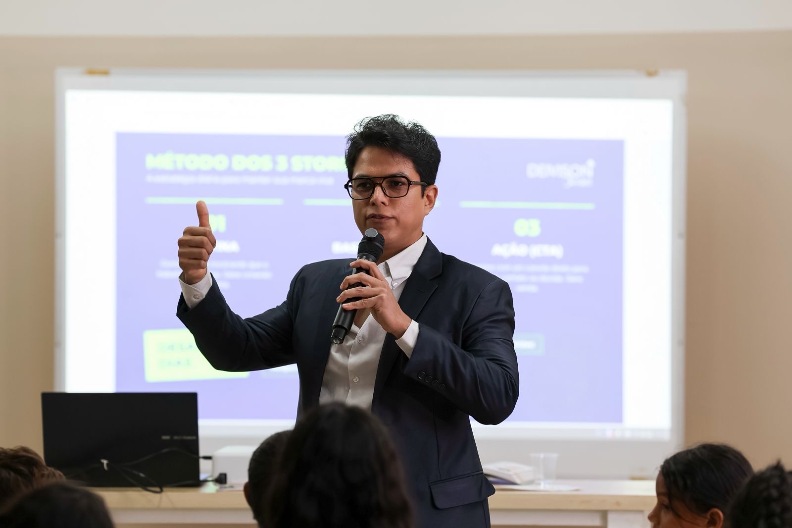 Israel Coelho, fundador do Instituto de Comunicação, ilustrando o artigo: Como a Estrutura do Seu Evento Pode Determinar o Sucesso do Seu Negócio
