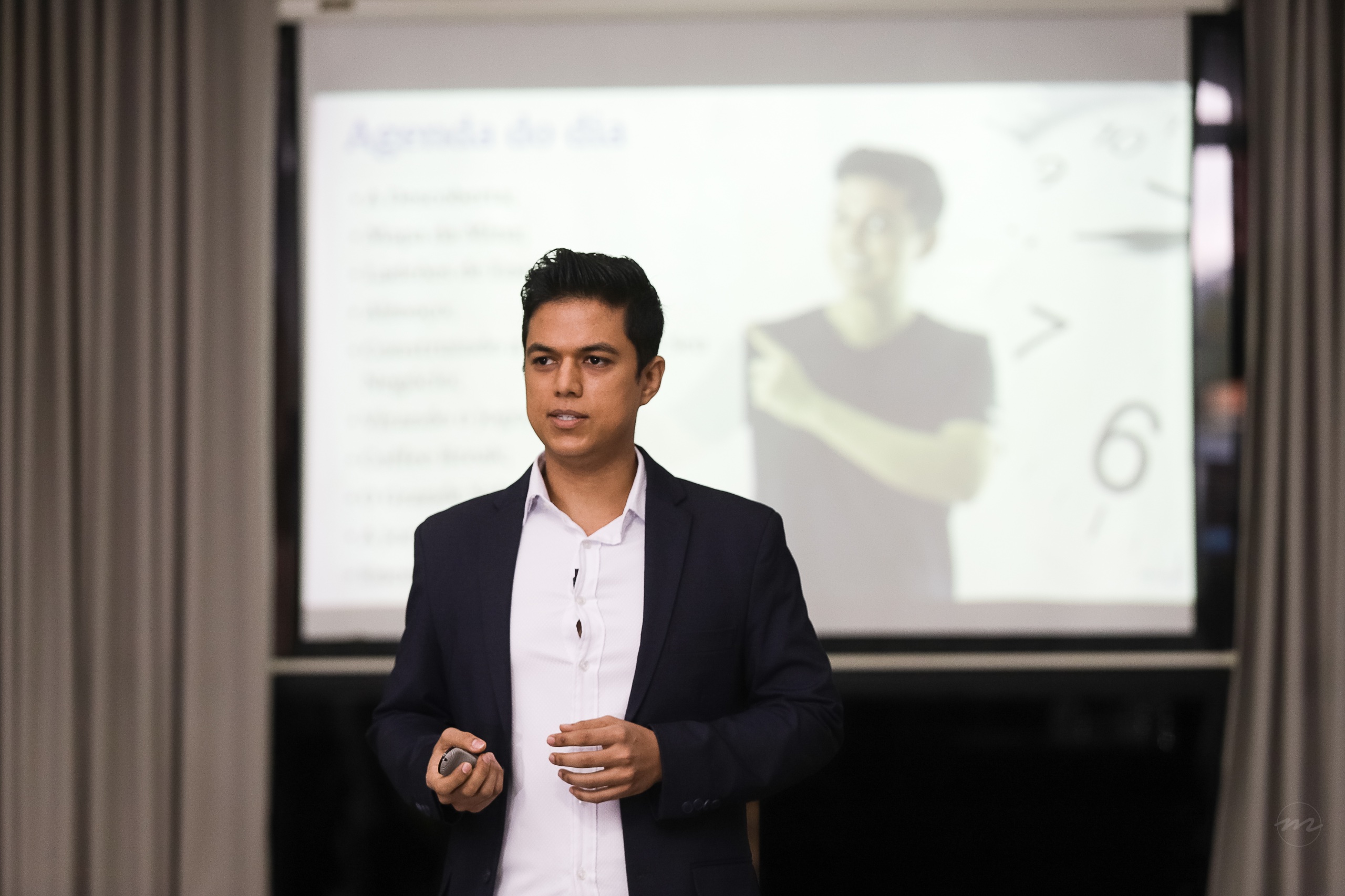 Israel Coelho, fundador do Instituto de Comunicação, ilustrando o artigo: Neurociência Aplicada às Vendas: O Que Faz Um Cliente Dizer "Sim"