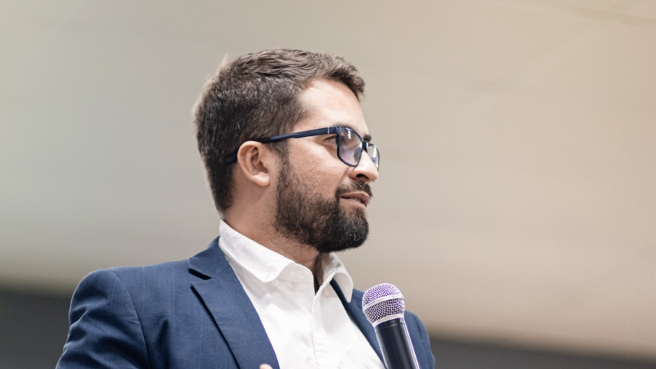Recursos da voz: como sua fala gera emoção, conexão e impacto Israel Coelho, fundador do Instituto de Comunicação, ilustrando o artigo: Recursos da voz: como sua fala gera emoção, conexão e impacto